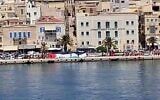 Une manifestation anti-Israël empêchant des centaines d'Israéliens de débarquer de leur bateau de croisière, sur l'île grecque de Syros, le 22 juillet 2025. (Crédit : Capture d'écran/Réseaux sociaux)