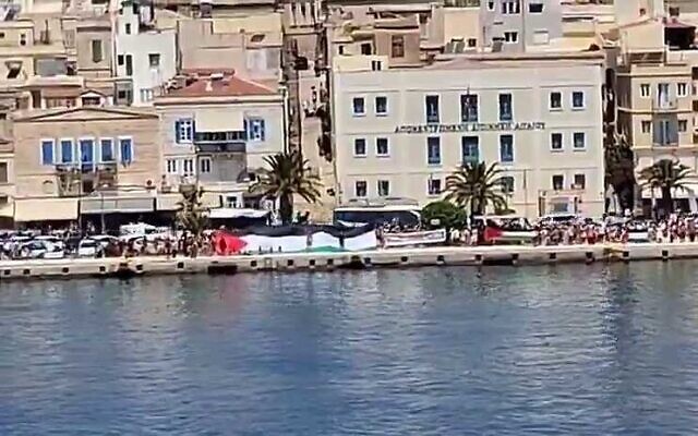 Une manifestation anti-israélienne et pro-palestinienne empêche des centaines d'Israéliens de débarquer de leur bateau de croisière sur l'île grecque de Syros, le 22 juillet 2025 (Capture d'écran/ Réseaux sociaux) Une manifestation anti-israélienne et pro-palestinienne empêche des centaines d'Israéliens de débarquer de leur bateau de croisière sur l'île grecque de Syros, le 22 juillet 2025 (Capture d'écran/ Réseaux sociaux)