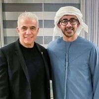 Le leader de l'opposition Yair Lapid avec le ministre des Affaires étrangères des Émirats arabes unis Abdullah bin Zayed Al Nahyan à Abu Dhabi, le 3 juillet 2025 (Crédit : X / Yair Lapid)