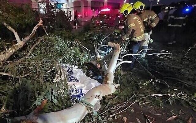 Les premiers secours sur les lieux de l'incident, à l'hôpital Shamir, le 28 juillet 2025. (Crédit : ZAKA) Les premiers secours sur les lieux de l'incident, à l'hôpital Shamir, le 28 juillet 2025. (Crédit : ZAKA)