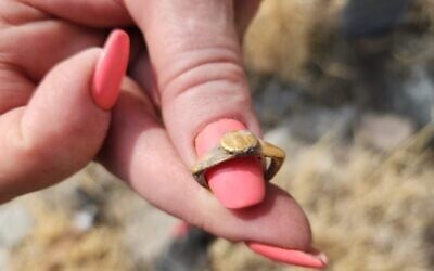 Une bague en or de l'époque romaine trouvée lors de fouilles archéologiques dans le parc national de Sussita (Hippos) au mois de juillet 2025. (Crédit : Michael Eisenberg)