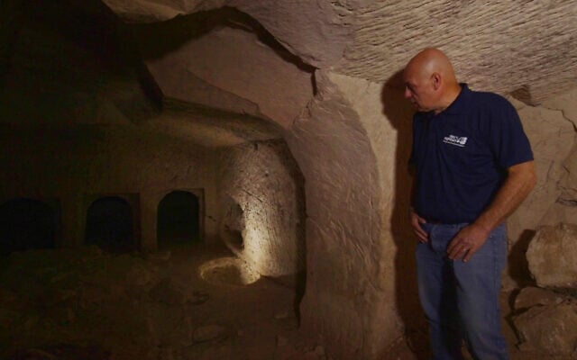 L'archéologue de l'Autorité israélienne des Antiquités, Nir-Shimshon Paran, sur le site connu sous le nom de "Grotte de Salomé" dans les contreforts de Judée, sur une photo non datée. (Crédit : Emil Aladjem / Autorité Israélienne des Antiquités)