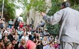 Une visite guidée lors du festival d'art contemporain Manofim de l'an dernier à Jérusalem ; cette année l'événement débutera le 22 juillet 2025. (Crédit :  Itamar Grinzbourg)