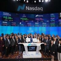 Le personnel de CyberArk et les responsables du Nasdaq célébrant le 10ᵉ anniversaire de l'introduction en bourse de l'entreprise en 2024. (Crédit : Vania Savic)
