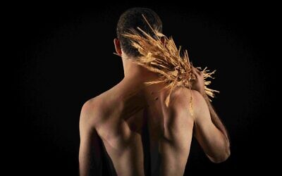 La troupe d'Adi Boutrous interprétera "Sunset" à Tel Aviv Dance, qui aura lieu du 6 au 16 août 2025 (Crédit : Asia Skorik)