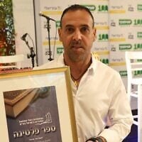 L'ancien otage Eli Sharabi reçoit un Platinum Award pour son livre à succès, Kidnapped, le 30 juillet 2025 (Crédit : Rafi Dluya)