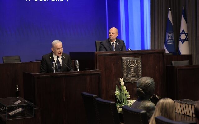 Le Premier ministre Benjamin Netanyahu prononçant un discours lors de l'inauguration du musée de la Knesset, dans le centre-ville de Jérusalem, le 11 août 2025. (Crédit : Asi Efrati/Bureau du porte-parole de la Knesset)