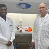 Le Pr. Ariel Munitz (à droite) aux côtés du doctorant Anish Dsilva, dans leur laboratoire de la faculté Gray des sciences médicales et de la santé de l'université de Tel Aviv. (Crédit : Université de Tel Aviv)