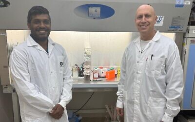 Le Pr. Ariel Munitz (à droite) aux côtés du doctorant Anish Dsilva, dans leur laboratoire de la faculté Gray des sciences médicales et de la santé de l'université de Tel Aviv. (Crédit : Université de Tel Aviv)