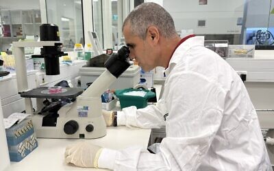 Le professeur Tal Dvir, directeur du Sagol Center for Regenerative Biotechnology, du Centre de nanotechnologie de l’Université de Tel-Aviv, et directeur scientifique de la société de biotechnologie Matricelf. (Crédit : Université de Tel-Aviv)