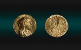 Les deux faces d'une minuscule pièce d'or représentant la reine Bérénice II d'Égypte, épouse de Ptolémée III, découverte dans la Cité de David, à Jérusalem, le 20 août 2025. (Crédit : Eliyahu Yanai/La Cité de David)