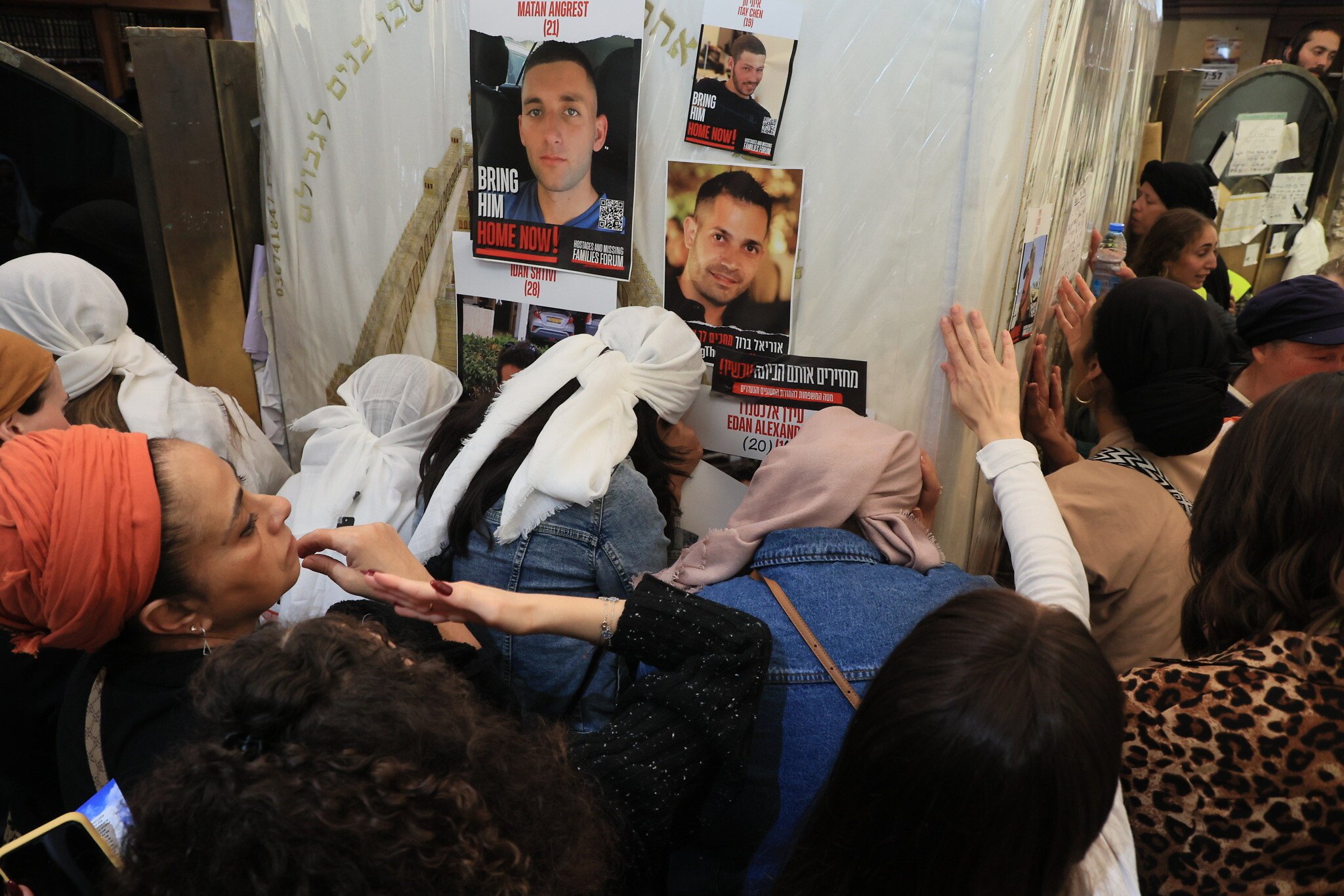 Des familles d'otages et des mamans priant, au Tombeau de Rachel, à Bethléem, en Cisjordanie, en novembre 2024. (Crédit : David Weill) Des familles d'otages et des mamans priant, au Tombeau de Rachel, à Bethléem, en Cisjordanie, en novembre 2024. (Crédit : David Weill)