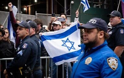 Des partisans d'Israël lors d'une manifestation à New York, le 8 octobre 2023. (Crédit : Luke Tress/Times of Israel)