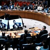 Sur l'écran, on voit Ilay David en train de montrer une photo de son frère Evyatar, otage du Hamas à Gaza, lors d'une réunion du Conseil de sécurité au siège de l'ONU à New York, le 5 août 2025. À droite, au premier rang, dos au photographe, se trouve le ministre israélien des Affaires étrangères, Gideon Saar. (REUTERS/Eduardo Munoz)