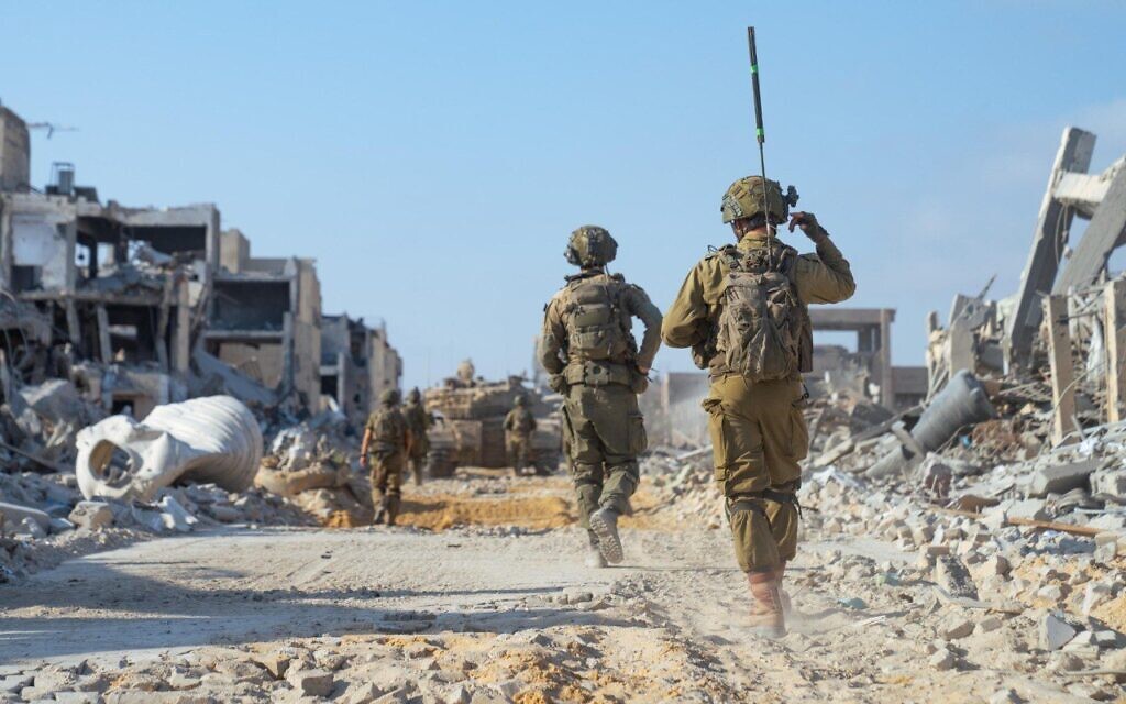 Des soldats de Tsahal en opération dans la bande de Gaza, sur une image publiée par l'armée le 8 août 2025. (Crédit : Armée israélienne) Des soldats de Tsahal en opération dans la bande de Gaza, sur une image publiée par l'armée le 8 août 2025. (Crédit : Armée israélienne)