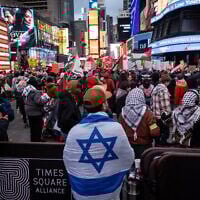 Un contre-manifestant pro-Israël lors d'une manifestation anti-Israël à Times Square, New York, le 1er janvier 2025. (Crédit : Luke Tress/Times of Israel)