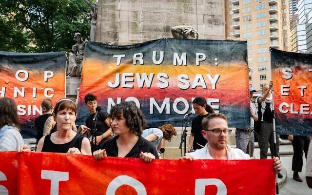 Des Juifs de gauche manifestant contre la guerre à Gaza, à New York, le 4 août 2025. (Crédit : Luke Tress/Times of Israel)