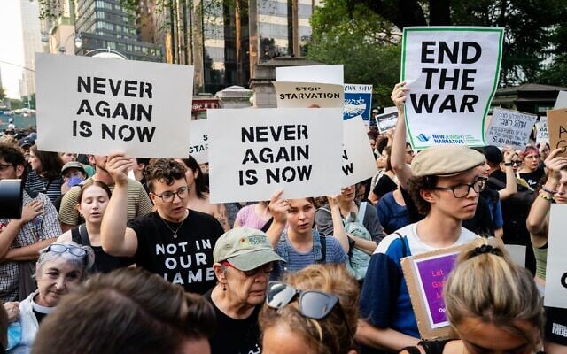 Des juifs de gauche manifestent contre la guerre à Gaza, à New York, le 4 août 2025. (Crédit : Luke Tress/Times of Israel)
