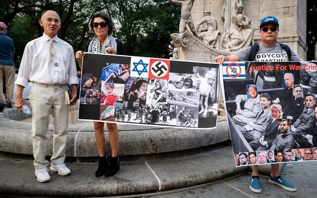 Des juifs de gauche manifestent contre la guerre à Gaza, à New York, le 4 août 2025. (Crédit : Luke Tress/Times of Israel)