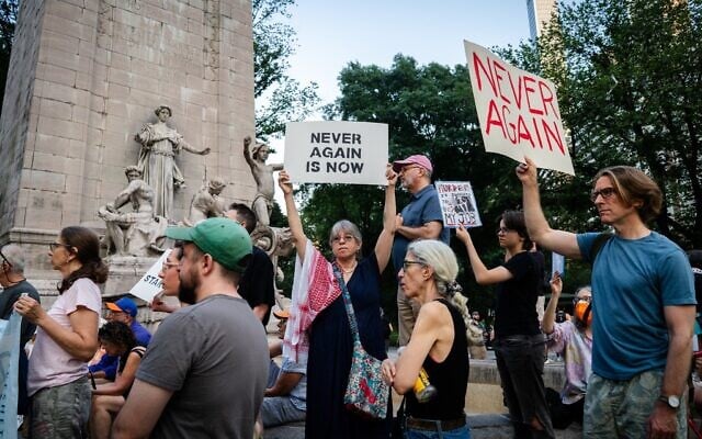 Des juifs de gauche manifestent contre la guerre à Gaza, à New York, le 4 août 2025. (Crédit : Luke Tress/Times of Israel)