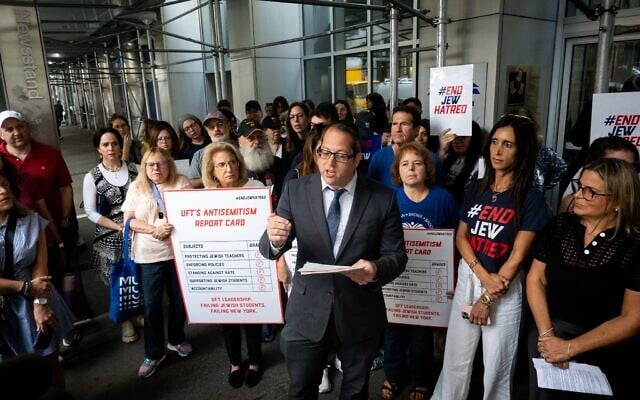 Moshe Spern, enseignant à New York, prenant la parole lors d’un rassemblement devant le siège de la United Federation of Teachers, le 28 août 2025. (Crédit : Luke Tress/Times of Israel)