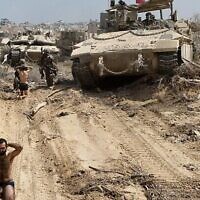 Des membres du Hamas se rendent aux  soldats de Tsahal de la brigade Givati, à Beit Hanoun, dans le nord de Gaza, le 2 août 2025. (Crédit : armée israélienne)