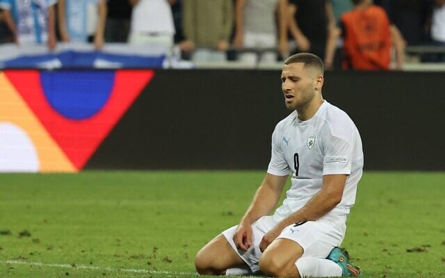 L'attaquant israélien Shon Weissman réagit à la fin du match de football de Ligue des nations de l'UEFA - Ligue B Groupe 2 opposant Israël et l'Islande au stade Samy Ofer de Haïfa, le 2 juin 2022. (Crédit : photo par Jack Guez/AFP)