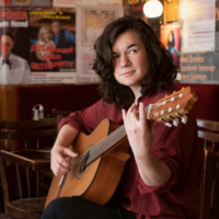 Isabel Frey, chanteuse et ethnomusicologue, a contribué à une parodie de l'hymne national israélien pour les besoins d'une compilation de chansons en yiddish en solidarité avec les Palestiniens de Gaza. (Michele Pauty via la JTA)