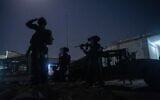 Des soldats de l'armée israélienne en opération, dans le sud de la Syrie, sur une photo diffusée le 11 août 2025. (Crédit : Armée israélienne)