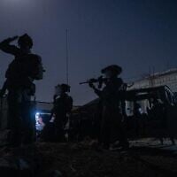 Des soldats de l'armée israélienne en opération, dans le sud de la Syrie, sur une photo diffusée le 11 août 2025. (Crédit : Armée israélienne)