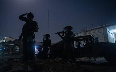 Des soldats de l'armée israélienne en opération, dans le sud de la Syrie, sur une photo diffusée le 11 août 2025. (Crédit : Armée israélienne)