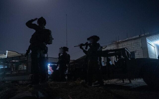 Des soldats de l'armée israélienne en opération, dans le sud de la Syrie, sur une photo diffusée le 11 août 2025. (Crédit : Armée israélienne)