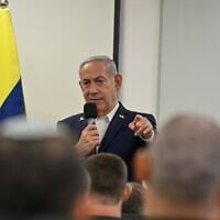 Le Premier ministre Benjamin Netanyahu s'adressant aux soldats au Bakum, l'immense base militaire d'incorporation située dans le centre d'Israël, le 5 août 2025. (Crédit : Kobi Gideon/GPO)