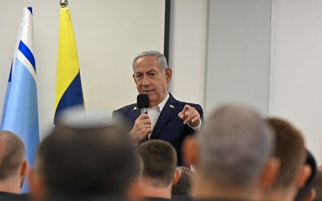 Le Premier ministre Benjamin Netanyahu s'adressant aux soldats au Bakum, l'immense base militaire d'incorporation située dans le centre d'Israël, le 5 août 2025. (Crédit : Kobi Gideon/GPO)