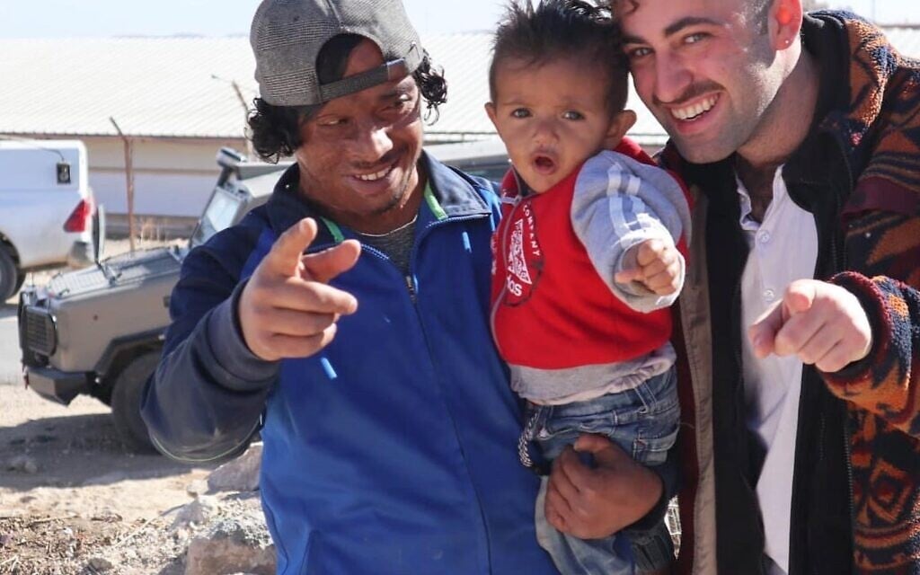 Awdah Hathaleen (à gauche) avec Mattan Berner Kadish (à droite) et le fils de Hathaleen (au centre) à Umm al-Khair. (Crédit : Autorisation)
