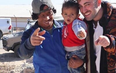 Awdah Hathaleen (à gauche) avec Mattan Berner Kadish (à droite) et le fils de Hathaleen (au centre) à Umm al-Khair. (Crédit : Autorisation)