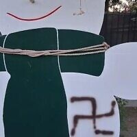 Une croix gammée peinte sur un bonhomme de neige en carton à l'entrée du bâtiment du Conseil israélo-américain à Los Angeles, le 10 août 2025 (Crédit : IAC)