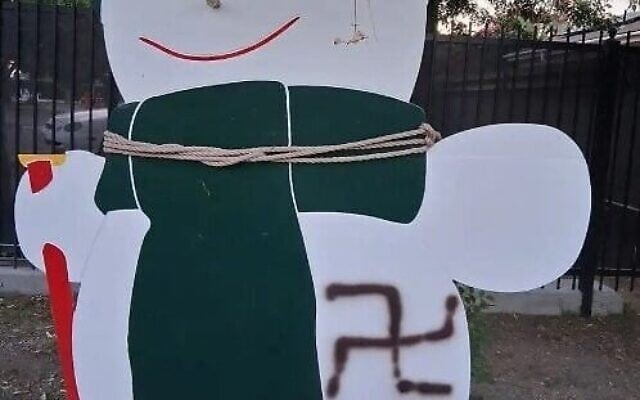 Une croix gammée peinte sur un bonhomme de neige en carton à l'entrée du bâtiment du Conseil israélo-américain à Los Angeles, le 10 août 2025 (Crédit : IAC) Une croix gammée peinte sur un bonhomme de neige en carton à l'entrée du bâtiment du Conseil israélo-américain à Los Angeles, le 10 août 2025 (Crédit : IAC)