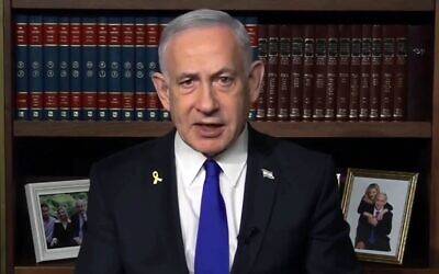 Le Premier ministre Benjamin Netanyahu s'adressant à Sky News Australia depuis son bureau à Jérusalem dans une interview diffusée le 21 août 2025. (Crédit : Capture d'écran/YouTube/Sky News Australia)