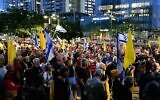 Des pilotes à la retraite ou réservistes de l'armée de l'air israélienne se rassemblent devant le quartier général militaire de Kirya pour protester contre la décision du cabinet de sécurité de conquérir la ville de Gaza, le 12 août 2025. (Danor Aharon/Mouvement de protestation pro-démocratie)