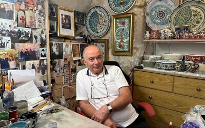 Garo Sandrouni dans son studio, le 28 août 2025. (Crédit : Nava Freiberg/The Times of Israel) Garo Sandrouni dans son studio, le 28 août 2025. (Crédit : Nava Freiberg/The Times of Israel)