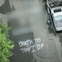 Une capture d'écran d'une image aérienne diffusée par KMOV 4 News montre des graffitis « Death to the IDF » et une voiture incendiée dans une rue de Clayton, dans le Missouri, le 6 août 2025. (Crédit : Capture d'écran YouTube)