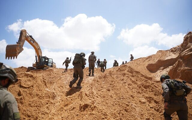 Des soldats israéliens opérant dans la bande de Gaza, sur une image publiée le 20 août 2025. (Crédit : Armée israélienne)