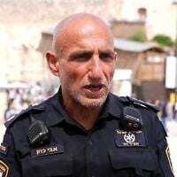 Le commandant Avi Cohen, officier supérieur commandant la région de David à Jérusalem, a été mis en examen pour abus de confiance le 14 août 2025, après avoir prétendument embauché une policière avec laquelle il entretenait une relation amoureuse comme assistante personnelle. (Crédit : Police israélienne/Capture d'écran)