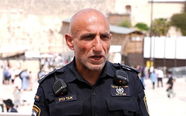 Le commandant Avi Cohen, officier supérieur commandant la région de David à Jérusalem, a été mis en examen pour abus de confiance le 14 août 2025, après avoir prétendument embauché une policière avec laquelle il entretenait une relation amoureuse comme assistante personnelle. (Crédit : Police israélienne/Capture d'écran) Le commandant Avi Cohen, officier supérieur commandant la région de David à Jérusalem, a été mis en examen pour abus de confiance le 14 août 2025, après avoir prétendument embauché une policière avec laquelle il entretenait une relation amoureuse comme assistante personnelle. (Crédit : Police israélienne/Capture d'écran)