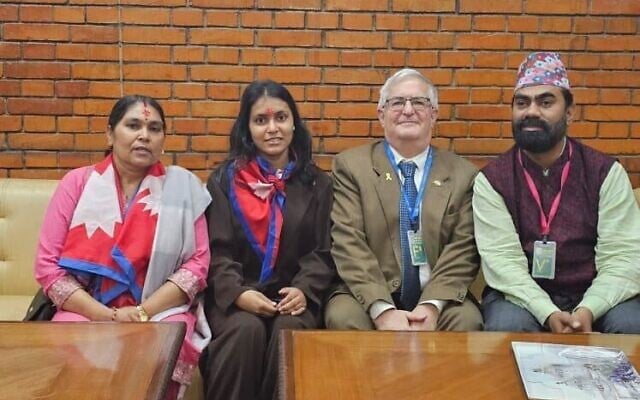 La mère et la sœur de Bipin Joshi attendent dans un aéroport népalais en compagnie de l'ambassadeur d'Israël au Népal, Shmulik Arie Bass (deuxième à partir de la droite), le 11 août 2025. (Autorisation)