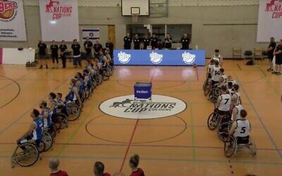 Des membres de l'équipe masculine britannique de basket-ball en fauteuil roulant tournent ostensiblement le dos à l'autre équipe pendant l'hymne national d'Israël, « Hatikva », avant un match de la Coupe des nations de basket-ball à Cologne, en Allemagne, le 16 août 2025. (Capture d'écran YouTube)