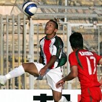 Le footballeur gazaoui Suleiman Obeid (à gauche) s'emparant du ballon devant le joueur iranien Hashem Beikzadeh lors du match de la Coupe de la Fédération de football d'Asie occidentale (WAFF), à Amman, en Jordanie, le 20 juin 2007. (Crédit : Khalil Mazraawi/AFP)