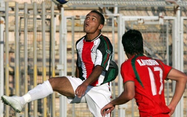 Le footballeur gazaoui Suleiman Obeid (à gauche) s'emparant du ballon devant le joueur iranien Hashem Beikzadeh lors du match de la Coupe de la Fédération de football d'Asie occidentale (WAFF), à Amman, en Jordanie, le 20 juin 2007. (Crédit : Khalil Mazraawi/AFP)