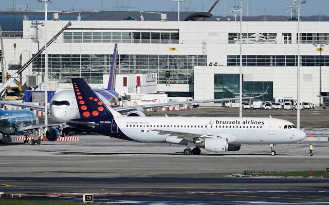 Une photo prise le 12 mars 2020 montre un avion commercial de Brussels Airlines à l'aéroport de Zaventem, près de Bruxelles. (Photo de Kenzo TRIBOUILLARD / AFP)